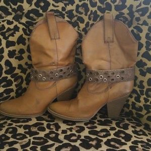Madden girl boots with buckle